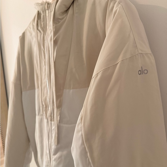 Alo Yoga Duality Sherpa Reversible Jacket in Cream and White - Picture 3 of 9